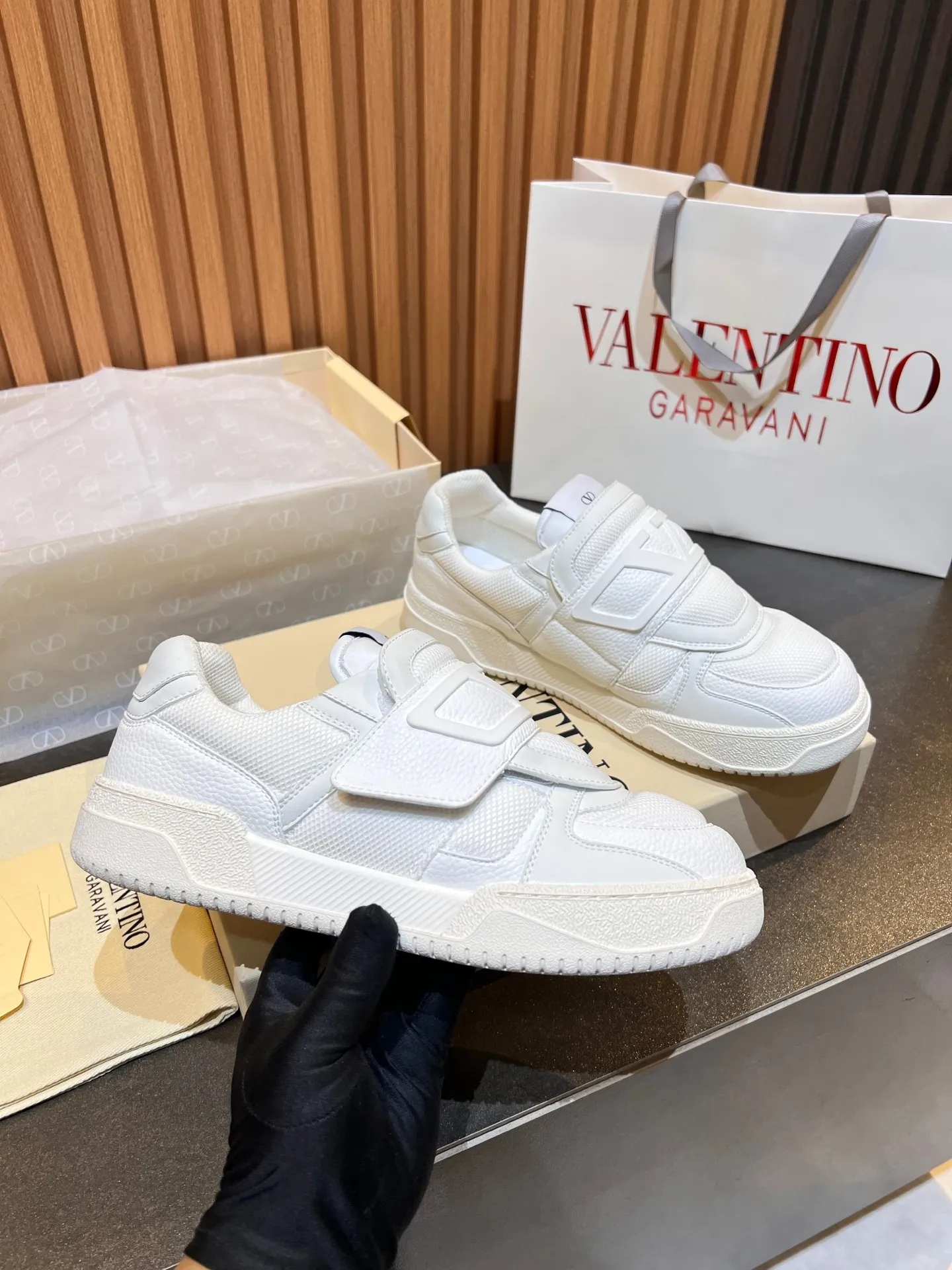 Men's men's shoes 💰760 VLTN Valentin 𝑶𝒏𝒆𝑺𝒕𝒖𝒅 Couple's sneaker series Valentino 2025 new couple's sneakers are on sale. The original ZP purchased and disassembled. Repeated pattern making and modification. The strength must be restored one to one! Top luxury masterpiece Velcro design Soft and comfortable imported calfskin 🧧brings excellent and elegant texture and excellent on-foot comfort Top purchasing version upper: imported calfskin surface/original oil edge craftsmanship Inner: water-dyed cowhide lining Outsole: original development 𝐓𝐏𝐔 two-color combination outsole Packaging: original configuration complete package Code number: 35-46 (45 46 customized)